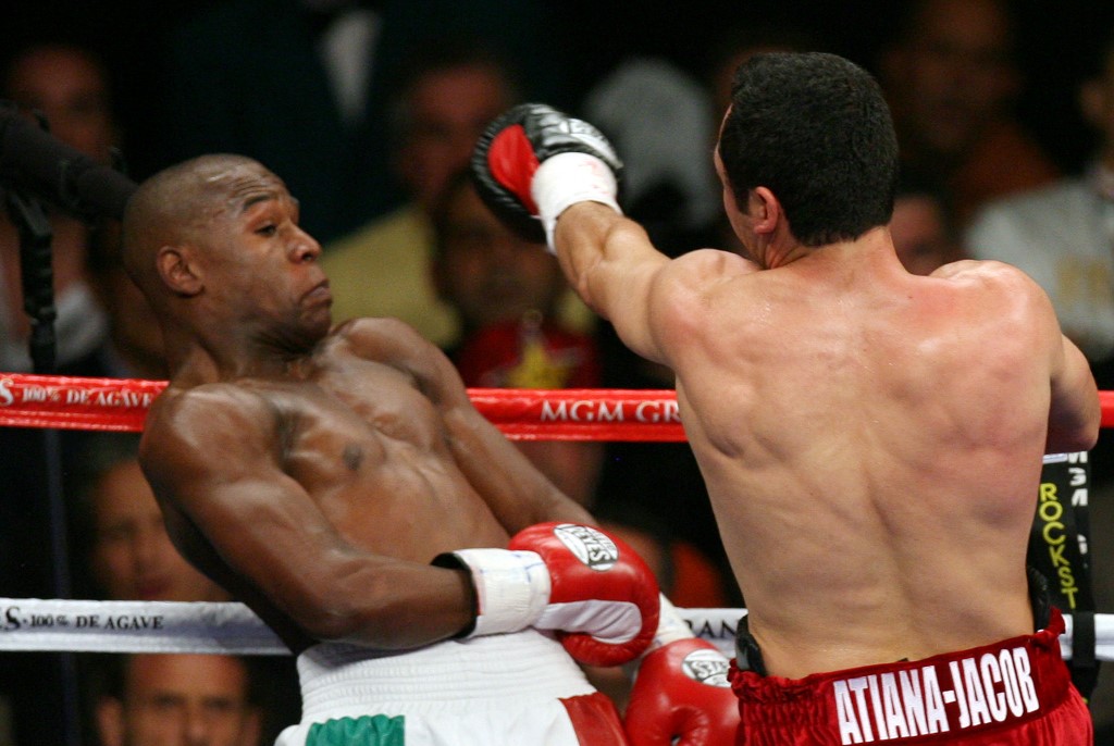 Oscar De la Hoya (R) misses Floyd Mayweather during their WBC Super Welterweight World Championship, in Las Vegas, Nevada, 05 May 2007. Floyd Mayweather remained undefeated by winning a 12-round split decision over Oscar de la Hoya 05 May to take the World Boxing Council super-welterweight title in an epic slugfest of US rivals.  AFP PHOTO GABRIEL BOUYS (Photo by GABRIEL BOUYS / AFP)